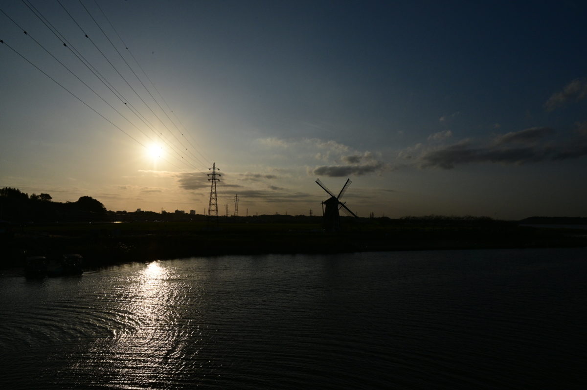 風車と夕陽