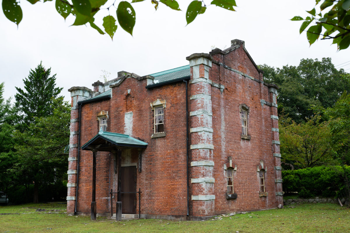 掛水倶楽部　テニスコートの赤レンガ建物