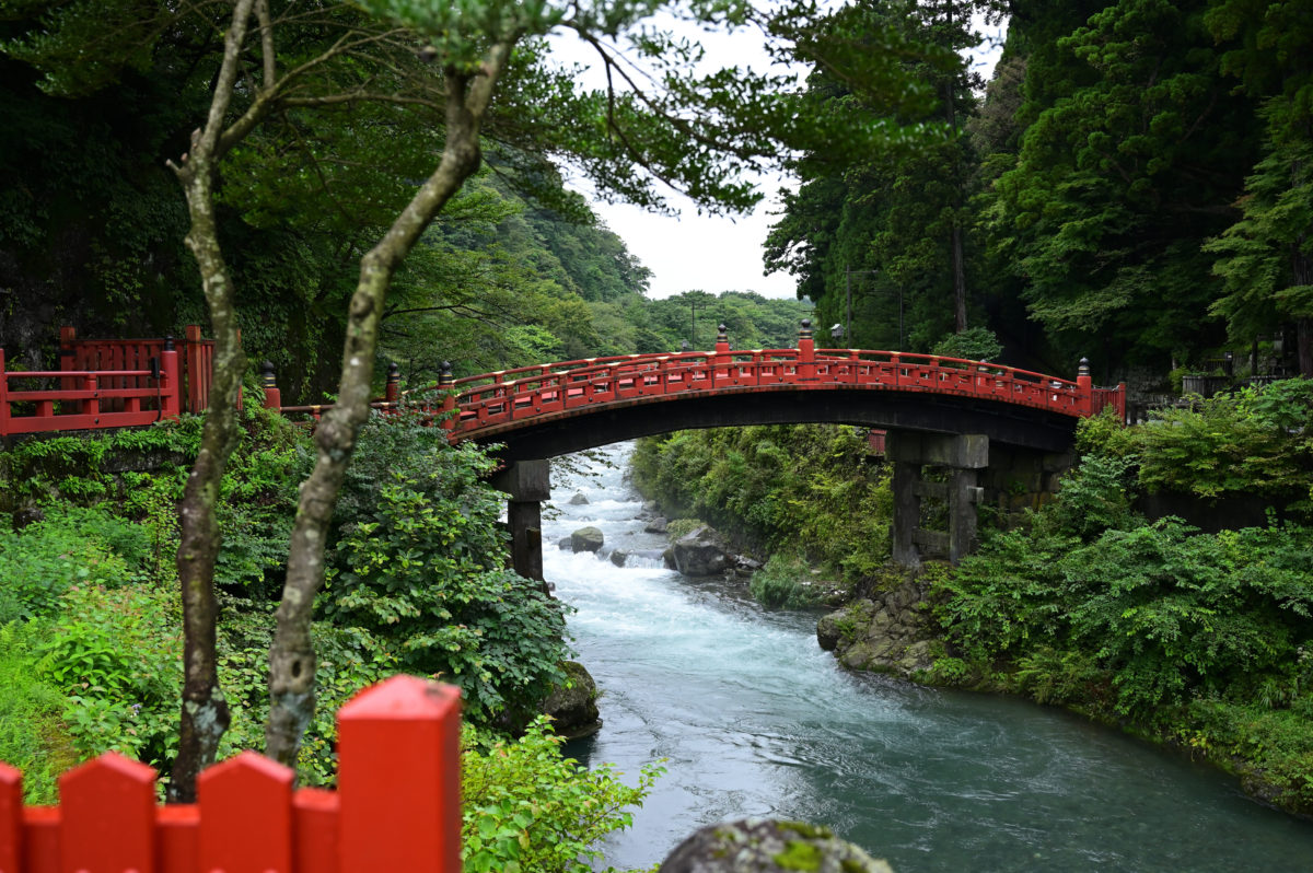 神橋　赤い柵の前ボケ